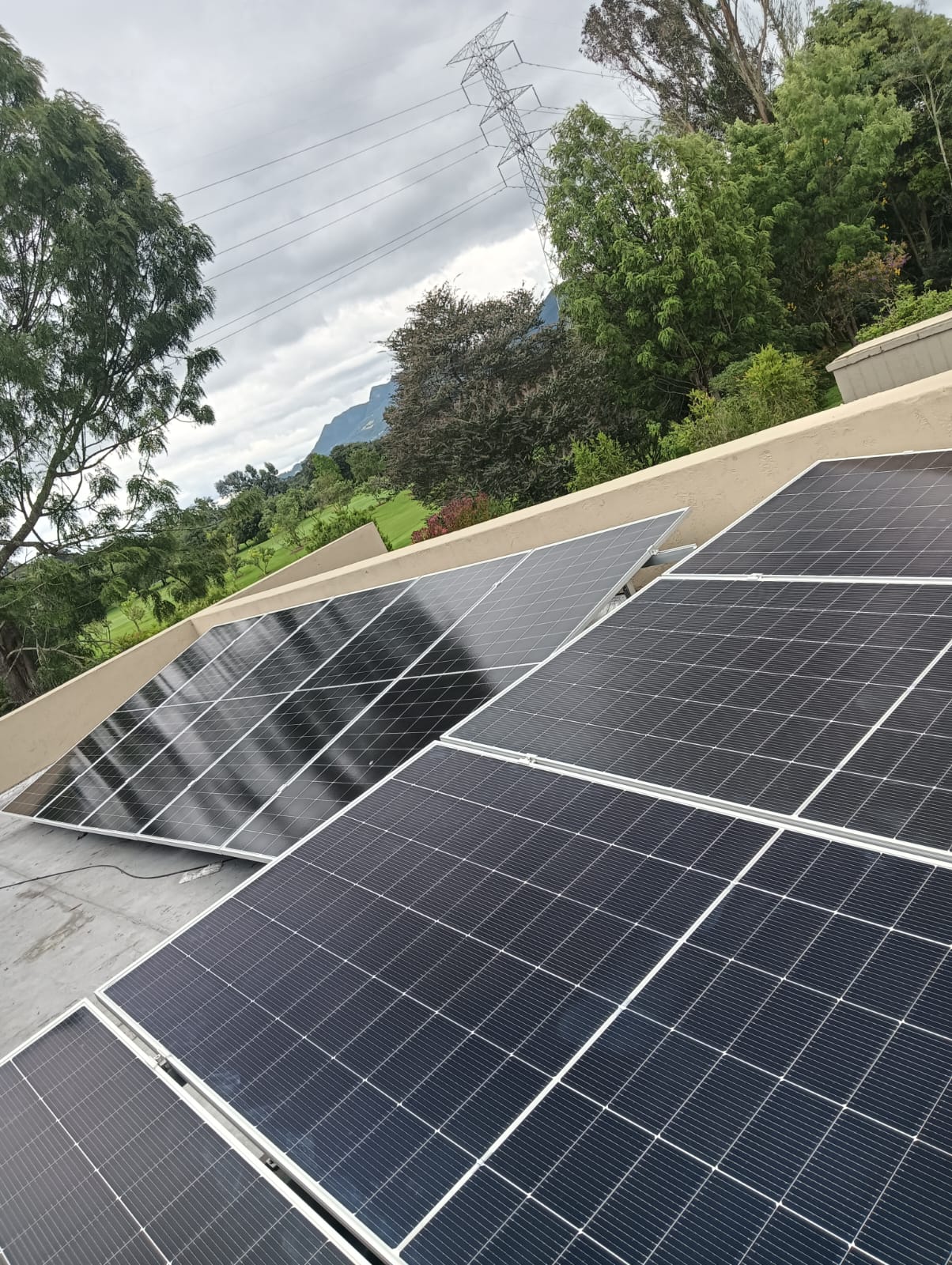 Paneles solares en Rionegro con vista a campo de golf