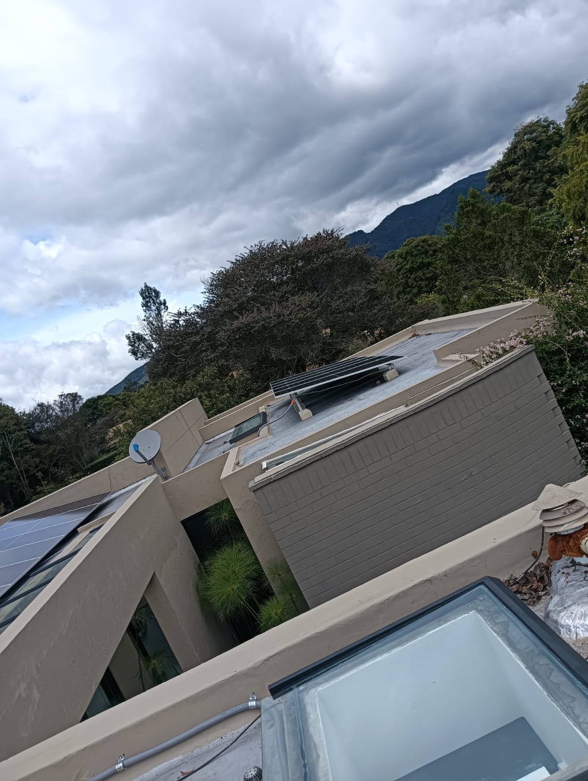 Casa moderna con paneles solares en la Sabana de Bogotá